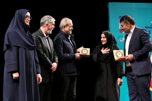 رئیس جمهور لوح اوز پایتخت کتاب ایران را اعطا کرد