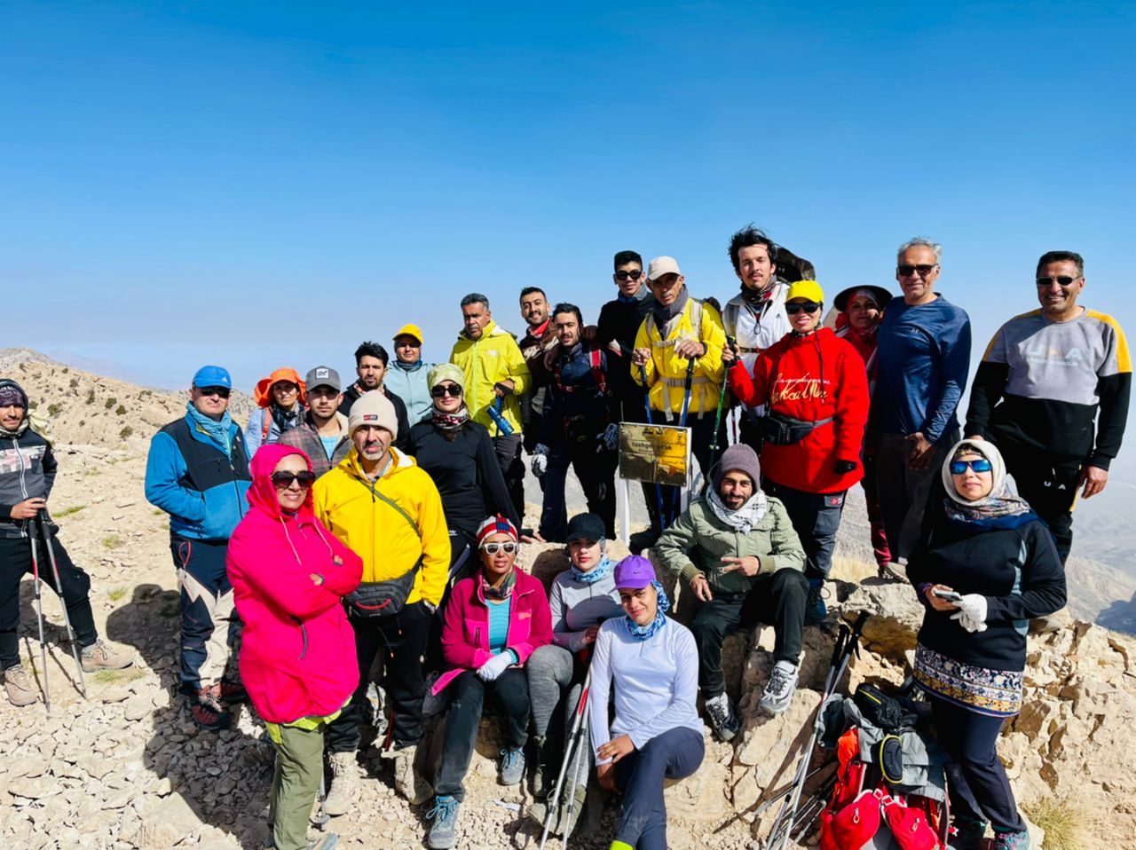 صعود کوهنوردان قلات آشونه فیشور و محلچه به بلندترین قله استان هرمزگان